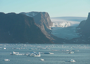 巨大な氷原から氷河