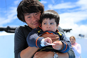 本間賢人氏と現地の子ども