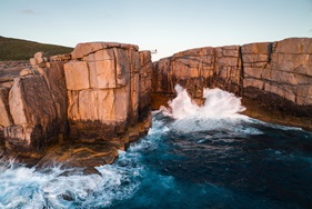 ザ・ギャップ＆ナチュラルブリッジ (C)Tourism Australia