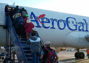 キト空港からガラパゴスまで向かう飛行機