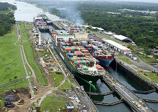 パナマ運河を通る船
