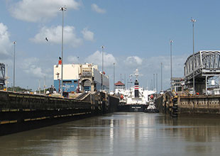 パナマ運河を通る船