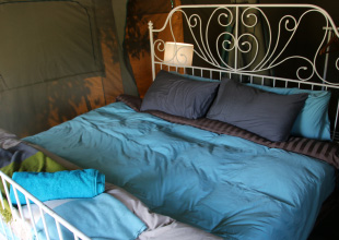テントのベッドで就寝