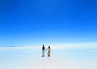 鏡張りのウユニ塩湖で二人だけの世界