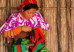 クナ族の縫い物をする女性