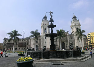 広場の噴水は17世紀に建造